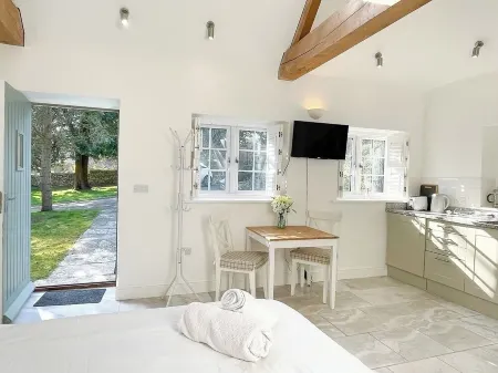 Detached Studio. Sleeps 2, pet friendly, with parking Отели в г. Уорт Матраверс