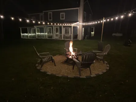 4bdrm Cottage central to year round fun w/fireplace Отели в г. Уэстон