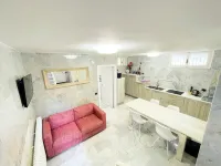 Apartment with garden a stone's throw from the sea