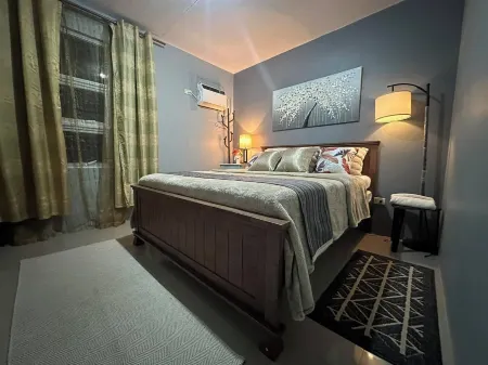 Cozy and Charming 2-bedroom townhouse located near Clark and Malls free parking