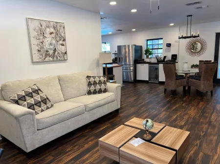 Blissful escape Delightful 3-bedroom house, warm water swimming pool in Orlando Отели в г. Пайн-Хилс