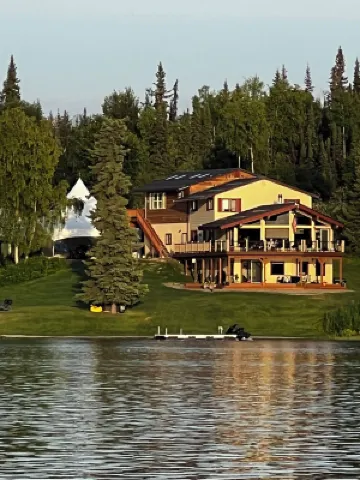 Beautiful sunsets from the Lakeside Suite, deck on Longmere Lake, Soldotna AK スターリングのホテル