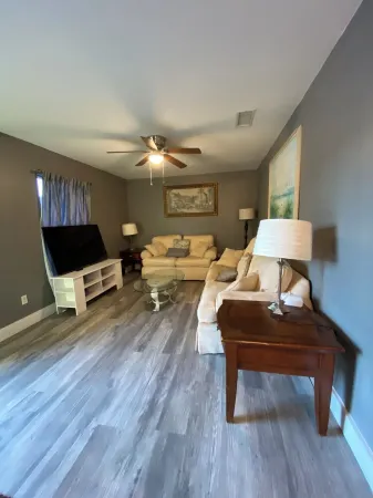 Charming 3-bedroom townhome with WiFi, AC in welcoming Edgewater