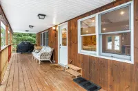 Cozy 3-bedroom cabin in charming Haverhill with Hot Tub, Play Area & Fire Pit Hotels in Haverhill
