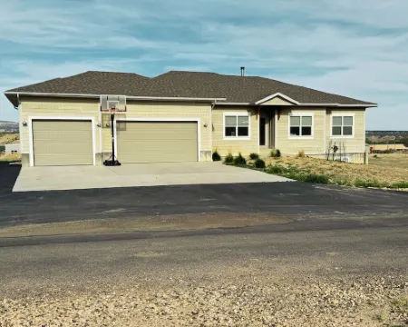 Spacious 4-bedroom apartment in charming Tropic with WiFi, AC 特洛匹克酒店