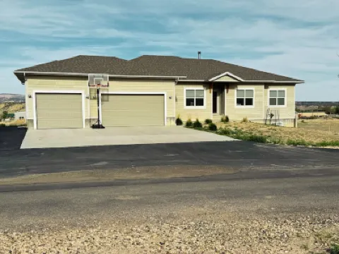 Spacious 4-bedroom apartment in charming Tropic with WiFi, AC Hotels near Bryce Village RV Park