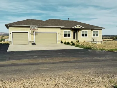 Spacious 4-bedroom apartment in charming Tropic with WiFi, AC Bryce Village RV Park 주변 호텔