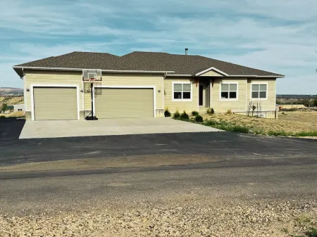 Spacious 4-bedroom apartment in charming Tropic with WiFi, AC Отели рядом с достопримечательностью «Рабис Хорсбек Адвенчерс»