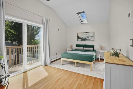 Modern Beach Home - Waterview, close to restaurants, universities and hospitals