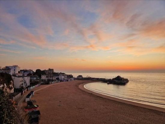 A rare and cosy air-conditioned caravan based on a beautiful family-owned site