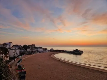 A rare and cosy air-conditioned caravan based on a beautiful family-owned site