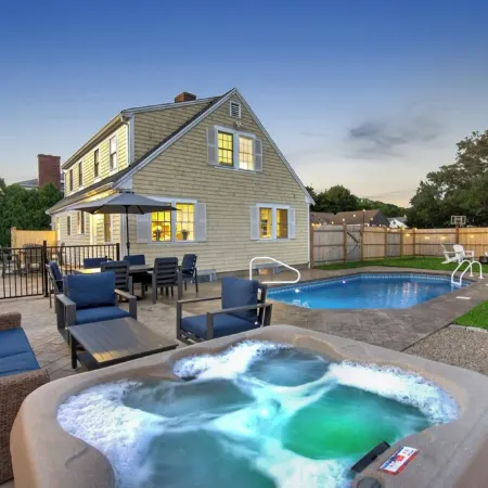 Brand New 5BR - Pool, Hot Tub, A/C – Walk to Beach, Main St Ferry - Sleeps 12