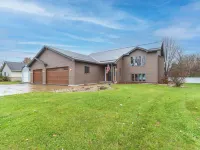 3-bed, 3-bath, 3-car garage executive home in Marshfield, WI โรงแรมในมาร์ชฟิลด์