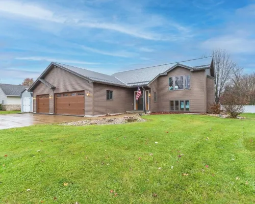 3-bed, 3-bath, 3-car garage executive home in Marshfield, WI Hotels in Marshfield