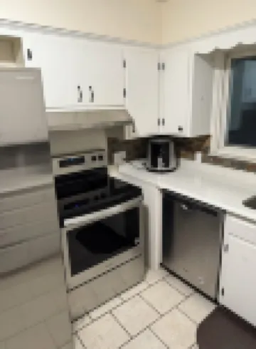 Luxury 2BR with spa bath, huge kitchen & living room—prime Toledo location!