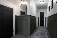 King Size Bed, Near Hwy, Work Desk, Parking Just A Few Feet Away