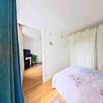 Spacious flat, sleeps 3, 20 min from Eiffel Tower, in the 15th arrondissement Rooms