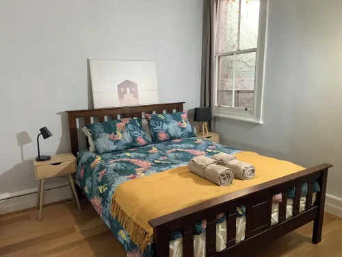 Collingwood workers cottage with courtyard garden, close to everything! Hotels in Collingwood