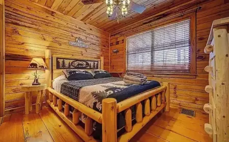 Cozy 2 bedroom Cabin w/hot tub!