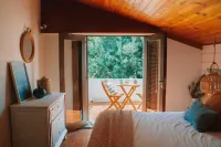 Spacious 4-bedroom villa Hotels in Moledo