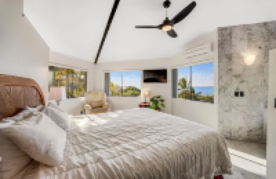 King Suite Oasis: Unwind with Jacuzzi & Bay Views (Unit B)