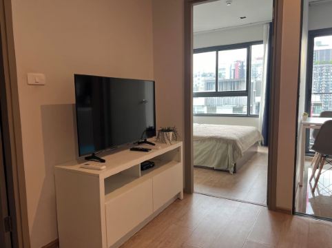 Luxury 1-bedroom w/Wifi, Standing Desk & Infinity Pool, 100m from MRT & Shopping