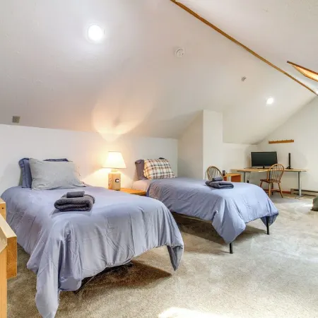 3 min to Mt Snow & FREE Shuttle! Family-Size fun, Wood Fireplace, Arcades.