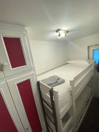 Cosy mountain apartment steps from the ski slopes – sleeps 4