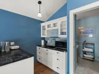 The Monarch - charming cottage in prime downtown Jacksonville w/AC + luxury bath Hotels in Jacksonville