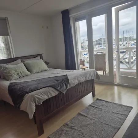 1st line water front 5 Minutes to the beach and 10 mins to old town center.