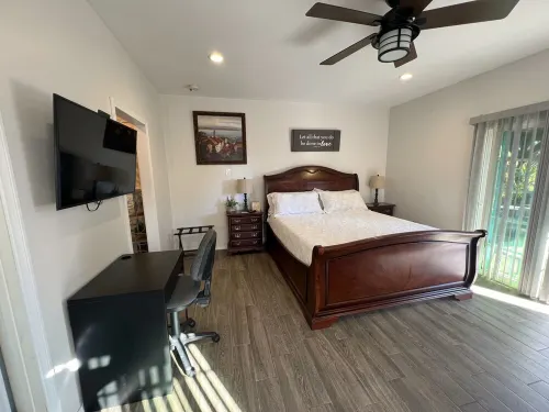 Cozy studio in fabulous Chula Vista with AC, WiFi, Washer and Dryer.