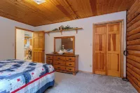 Cozy 3-bedroom cabin with WiFi and AC in tranquil Greenwood