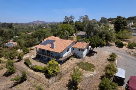 20 people can stay. Peaceful 1 acre of Avocado ranch. 2 stories. 16 beds.