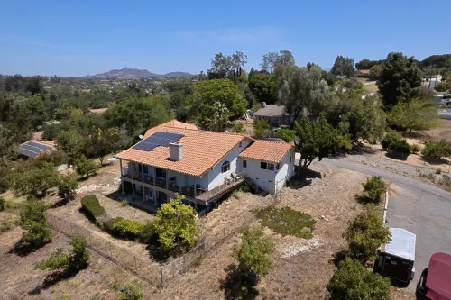 20 people can stay. Peaceful 1 acre of Avocado ranch. 2 stories. 16 beds.