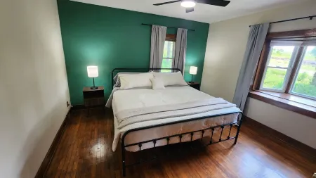 Charming Crow Hill Cottage in welcoming Richland Center with BLOSSOMING garden