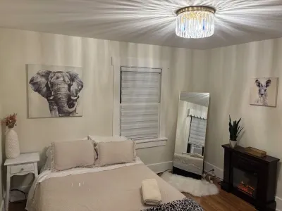 Modern 3BR + 2 Living Rooms • Stylish & Spacious House in Central Decatur 글래스 하우스 주변 호텔