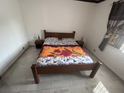 3 beds 3 bathrooms 5mins from turntable , close to few corner shops and beaches โรงแรมใน