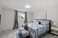 Castle in Bowman*Close to Port Darlington*Whole House*Arcade*King Bed*Backyard* Hotels in Clarington