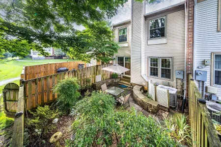 Cozy Safe Haven 4Bed Home 20 mins to DC Sleeps 10