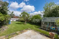 Cosy 3 Bedroom Family Home in Ruislip | Under 45 minutes to Central London Hotels in Ruislip
