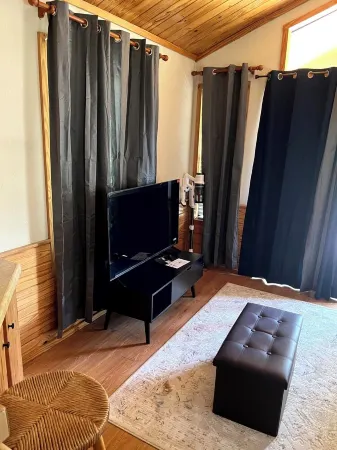 Cozy 1-bedroom cabin in charming Sweeny with fitness room, WiFi