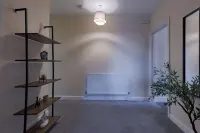 Stylish 2BR Apartment • Free Parking • Near WBA Stadium 史密斯維克住宿飯店