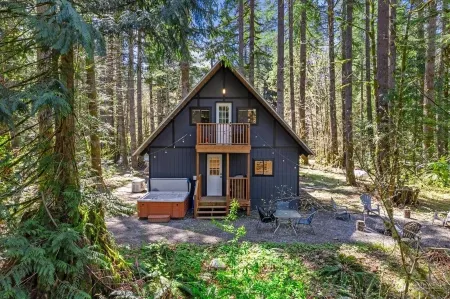 Luxury A-Frame with Hot Tub! 15 Mins to Stevens Pass - Misty Mt. Haus
