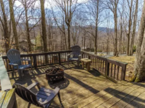 Charming Beech Mountain Chalet – 2BR + Loft - 5 Mins to Ski Slopes & Restaurants Hotels in Beech Mountain
