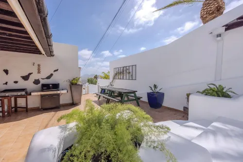 Villa with pool and breathtaking views of the entire island of Lanzarote! Hotels in Nazaret