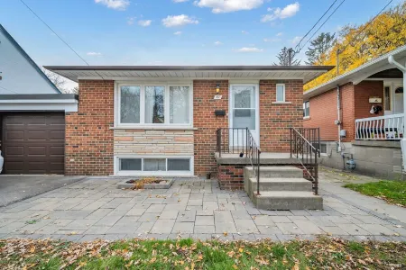 Luxury Renovated 3 Bedroom Home in North York Отели рядом с достопримечательностью «Блэк Крик Пайонир Виллидж»