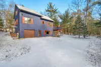 Sand Rock Lodge, Fire Pit, 3bd, 2bth sleeps 10 Hotels in Lyndon