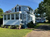 Adorable Beach Cottage for Monthly Rental Across the street from the beach! Hotel a Westbrook