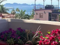 Cozy 1-bedroom, Full bath, full kitchen. Beautiful ocean Views!