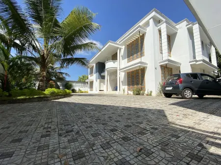 Modern villa close to Ashtamudi lake. 3 bedrooms Отели рядом с достопримечательностью «SAMBRANIKODI ISLAND TOURISM (സാംബ്രാണിക്കോടി ഐലൻഡ് ടൂറിസം)»